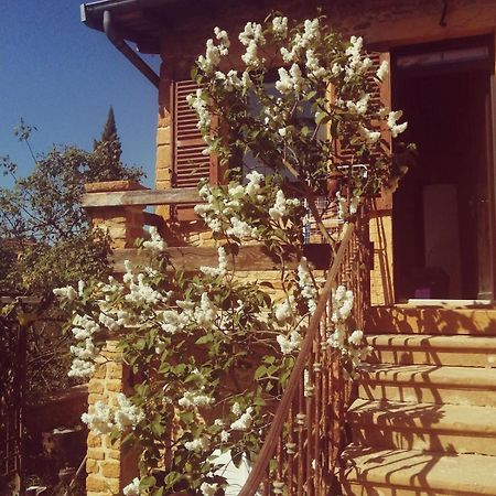 Une Evasion Dans Les Pierres Dorees Moire Exterior photo